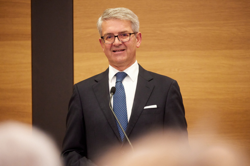 Eröffnungsworte. Parlamentsvizedirektor Alexis Wintoniak