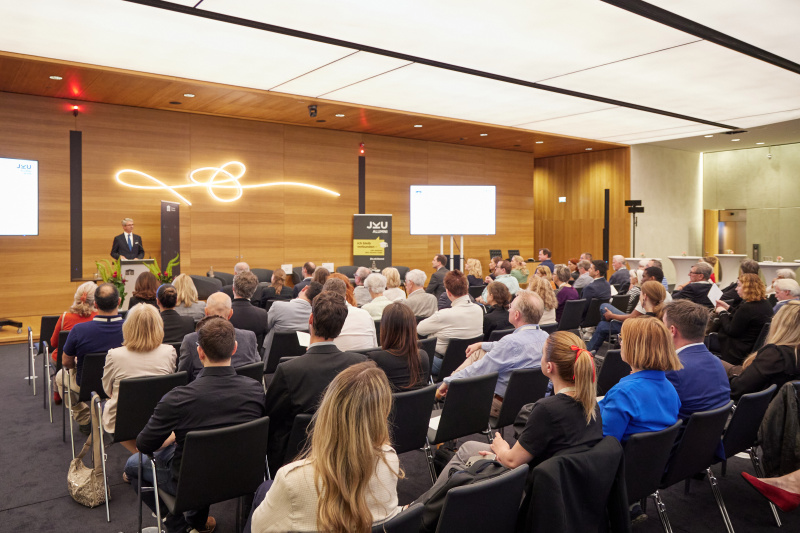 Eröffnungsworte. Parlamentsvizedirektor Alexis Wintoniak