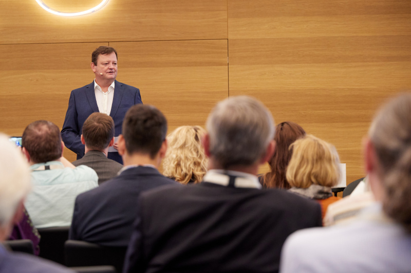 Moderation. JKU Alumni Club Michael Dickstein