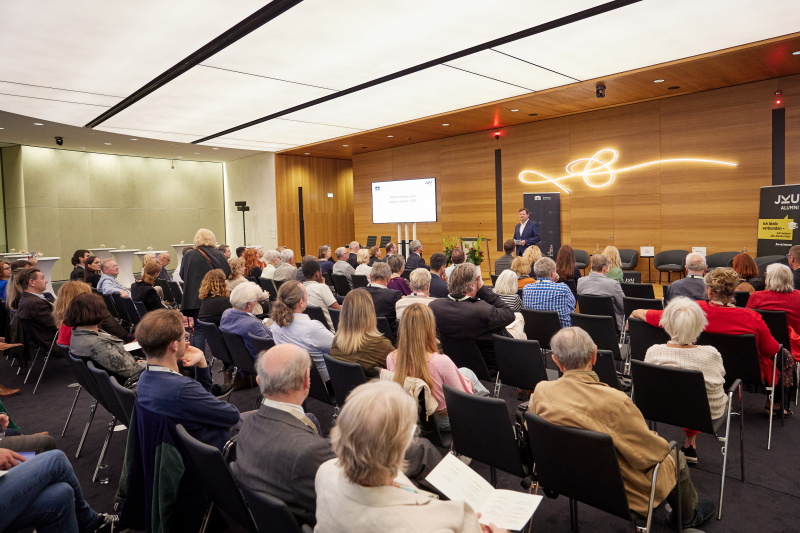 Moderation. JKU Alumni Club Michael Dickstein