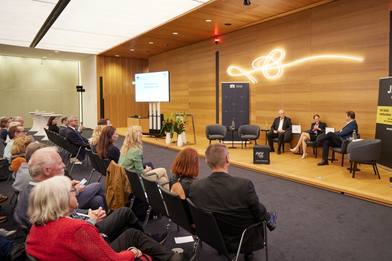 Podiumsgespräch. Von links: JKU Vizerektor, Institut für Staatsrecht und Politische Wissenschaften Andreas Janko, Chefredakteurin Kronen Zeitung Oberösterreich Alexandra Halouska, JKU Alumni Club Michael Dickstein