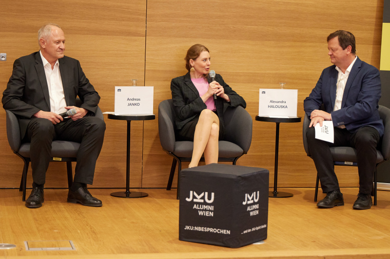 Podiumsgespräch. Von links: JKU Vizerektor, Institut für Staatsrecht und Politische Wissenschaften Andreas Janko, Chefredakteurin Kronen Zeitung Oberösterreich Alexandra Halouska, JKU Alumni Club Michael Dickstein