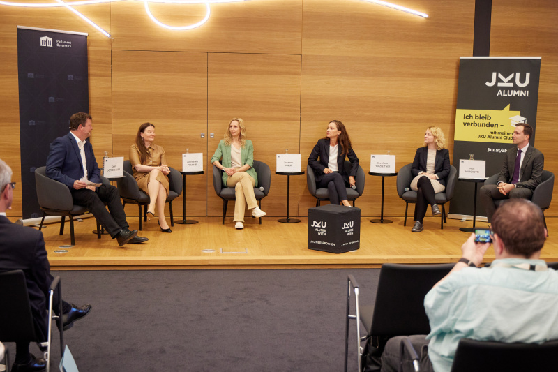 Podiumsdiskussion mit Vertreter:innen der Parlamentsfraktionen. Von links: JKU Alumni Club Michael Dickstein, Nationalratsabgeordnete Karin Doppelbauer (NEOS), Nationalratsabgeordnete Agnes Sirkka Prammer (GRÜNE), Nationalratsabgeordnete Susanne Fürst (FPÖ), Nationalratsabgeordnete Eva Maria Holzleitner (SPÖ), Nationalratsabgeordneter Nico Marchetti (ÖVP)