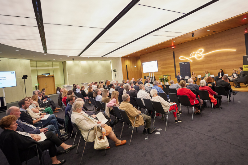 Podiumsdiskussion mit Vertreter:innen der Parlamentsfraktionen. Von links: JKU Alumni Club Michael Dickstein, Nationalratsabgeordnete Karin Doppelbauer (NEOS), Nationalratsabgeordnete Agnes Sirkka Prammer (GRÜNE), Nationalratsabgeordnete Susanne Fürst (FPÖ), Nationalratsabgeordnete Eva Maria Holzleitner (SPÖ), Nationalratsabgeordneter Nico Marchetti (ÖVP)