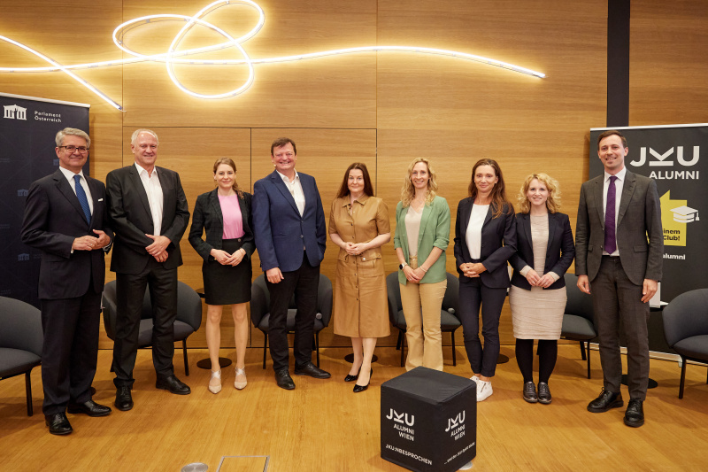 Von links: Parlamentsvizedirektor Alexis Wintoniak, JKU Vizerektor, Institut für Staatsrecht und Politische Wissenschaften Andreas Janko, Chefredakteurin Kronen Zeitung Oberösterreich Alexandra Halouska, JKU Alumni Club Michael Dickstein, Nationalratsabgeordnete Karin Doppelbauer (NEOS), Nationalratsabgeordnete Agnes Sirkka Prammer (GRÜNE), Nationalratsabgeordnete Susanne Fürst (FPÖ), Nationalratsabgeordnete Eva Maria Holzleitner (SPÖ), Nationalratsabgeordneter Nico Marchetti (ÖVP)