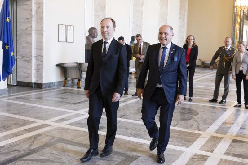 Einholung. Von links: Finnischer Parlamentspräsident Jussi Halla-aho, Nationalratspräsident Wolfgang Sobotka (ÖVP)