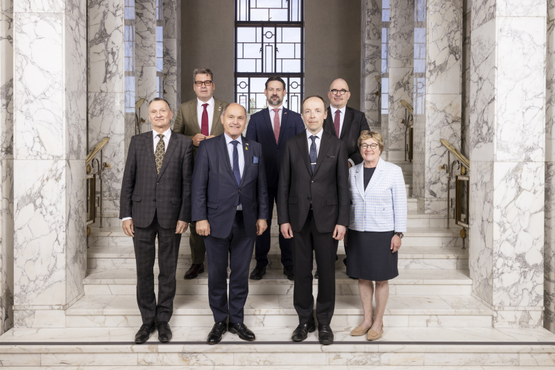 Gruppenfoto. Von links: Österreichischer Botschafter in Finnland Herbert Pichler, Nationalratsabgeordneter Robert Laimer (SPÖ), Nationalratspräsident Wolfgang Sobotka (ÖVP), Nationalratsabgeordneter Friedrich Ofenauer (ÖVP), Finnischer Parlamentspräsident Jussi Halla-aho, Generalsekretär Antti Pelttari und Botschafterin Finnlands in Österreich Nina Vaskunlahti