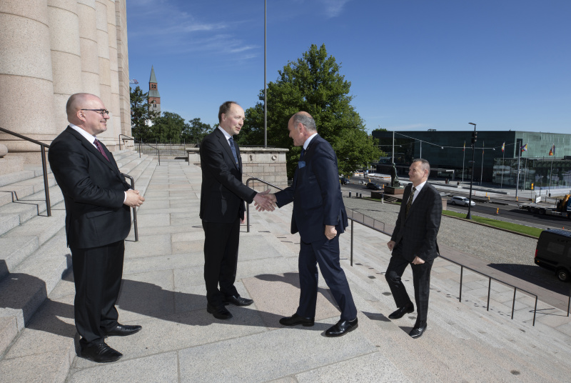 Einholung. Von links: Finnischer Parlamentspräsident Jussi Halla-aho, Nationalratspräsident Wolfgang Sobotka (ÖVP)