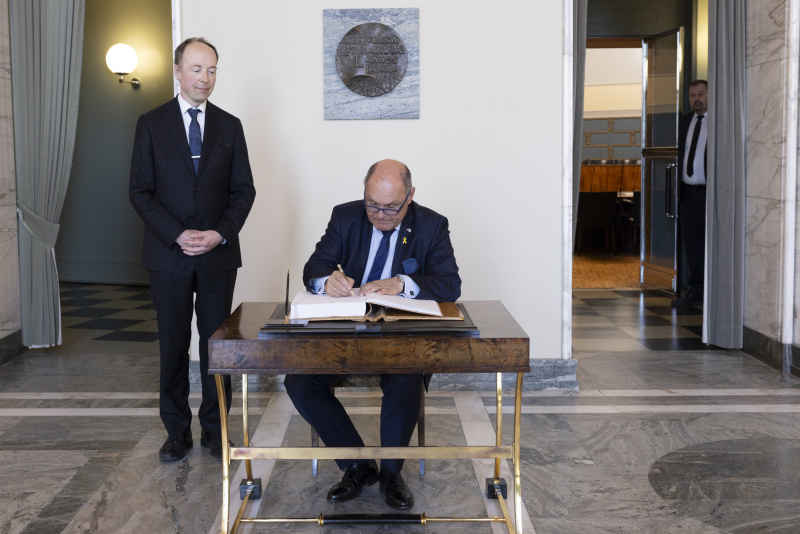 Gästebucheintrag. Von links: Finnischer Parlamentspräsident Jussi Halla-aho, Nationalratspräsident Wolfgang Sobotka (ÖVP)