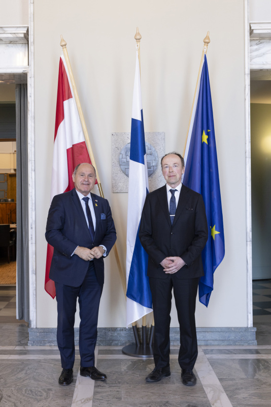 Fahnenfoto. Von rechts: Finnischer Parlamentspräsident Jussi Halla-aho, Nationalratspräsident Wolfgang Sobotka (ÖVP)