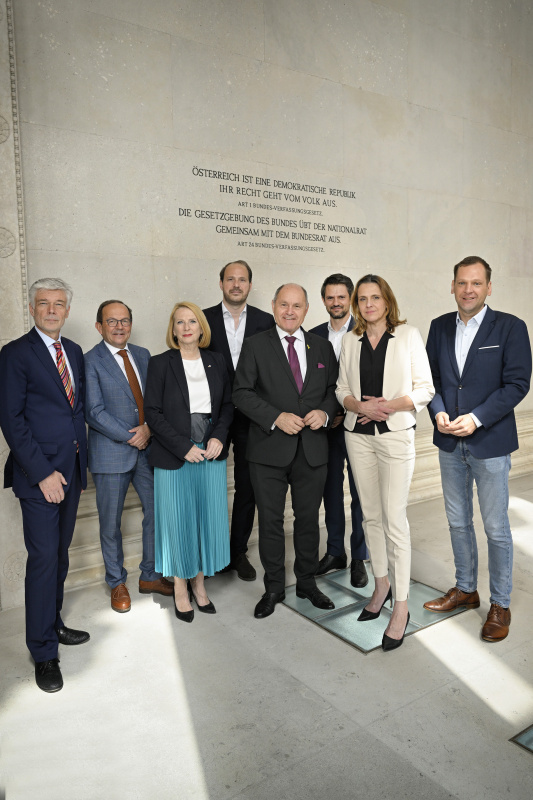Von links: Parlamentsdirektor Harald Dossi, Nationalratsabgeordneter Peter Haubner (ÖVP), Zweite Nationalratspräsidentin Doris Bures (SPÖ), Nationalratsabgeordneter Nikolaus Scherak (NEOS), Nationalratspräsident Wolfgang Sobotka (ÖVP), Nationalratsabgeordneter Jakob Schwarz (GRÜNE), Nationalratsabgeordnete Dagmar Belakowitsch (FPÖ), Nationalratsabgeordneter Philip Kucher (SPÖ)