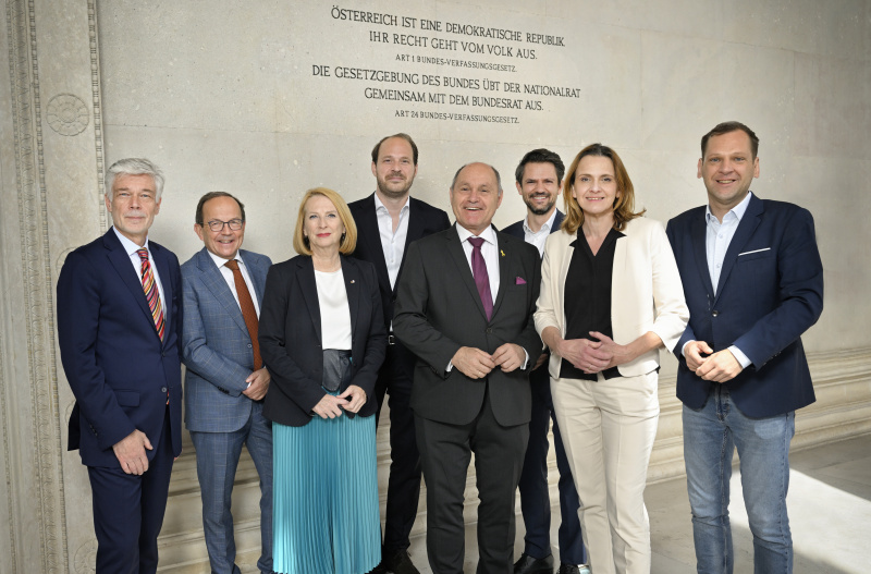 Von links: Parlamentsdirektor Harald Dossi, Nationalratsabgeordneter Peter Haubner (ÖVP), Zweite Nationalratspräsidentin Doris Bures (SPÖ), Nationalratsabgeordneter Nikolaus Scherak (NEOS), Nationalratspräsident Wolfgang Sobotka (ÖVP), Nationalratsabgeordneter Jakob Schwarz (GRÜNE), Nationalratsabgeordnete Dagmar Belakowitsch (FPÖ), Nationalratsabgeordneter Philip Kucher (SPÖ)