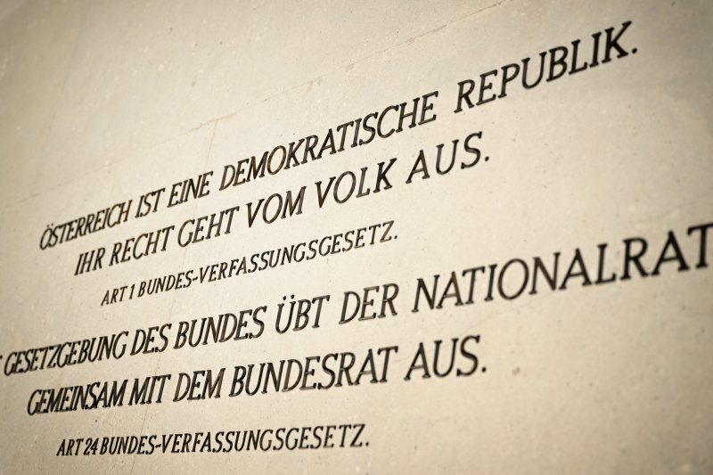 Schriftzug am Portikus: Österreich ist eine Demokratische Repulik. Ihr Recht geht vom Volk aus. Art 1 Bundes-Verfassungsgesetz. Die Gesetzgebung des Bundes übt der Nationalrat gemeinsam mit dem Bundesrat aus. Art 24 Bundes-Verfassungsgesetz