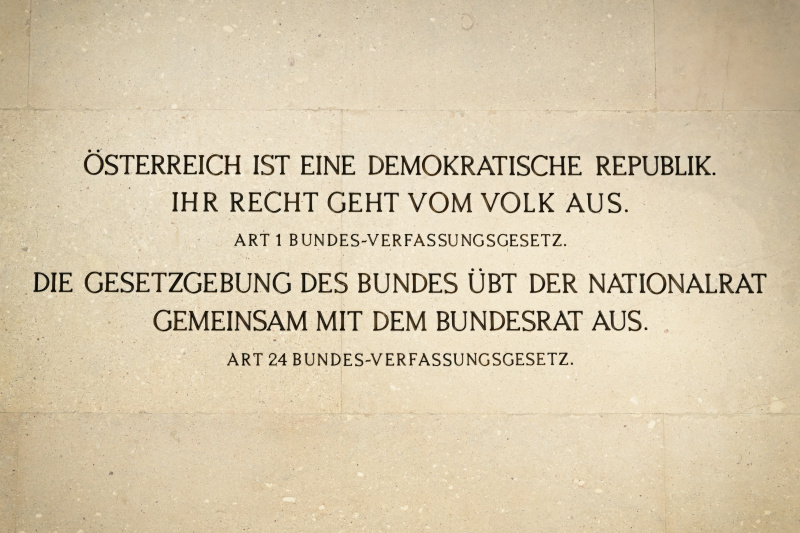 Schriftzug am Portikus: Österreich ist eine Demokratische Repulik. Ihr Recht geht vom Volk aus. Art 1 Bundes-Verfassungsgesetz. Die Gesetzgebung des Bundes übt der Nationalrat gemeinsam mit dem Bundesrat aus. Art 24 Bundes-Verfassungsgesetz