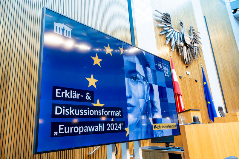 Monitor im Nationalratssaal mit Veranstaltungsankündigung