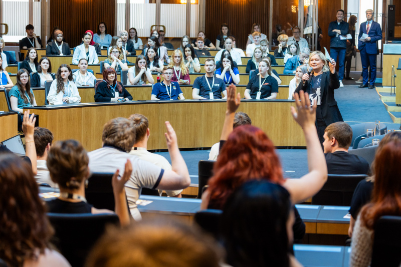 Moderatorin Corinna Milborn stellt eine Frage an die Jugendlichen