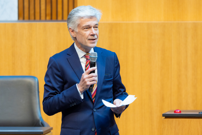 Begrüßung der Schüler:innen durch Parlamentsdirektor Harald Dossi