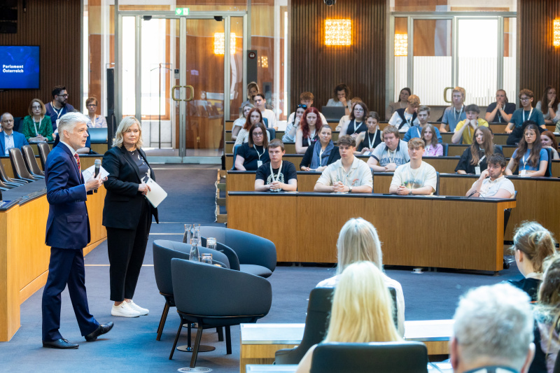 Begrüßung der Jugendlichen. Von links: Parlamentsdirektor Harald Dossi, Moderatorin Corinna Milborn
