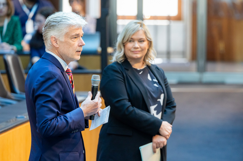 Von links: Parlamentsdirektor Harald Dossi, Moderatorin Corinna Milborn