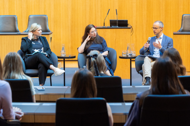 Von links: Moderatorin Corinna Milborn, Expertin Sandra Kusmierczyk, Parlamentsdirektion, Experte David Liebich, Parlamentsdirektion