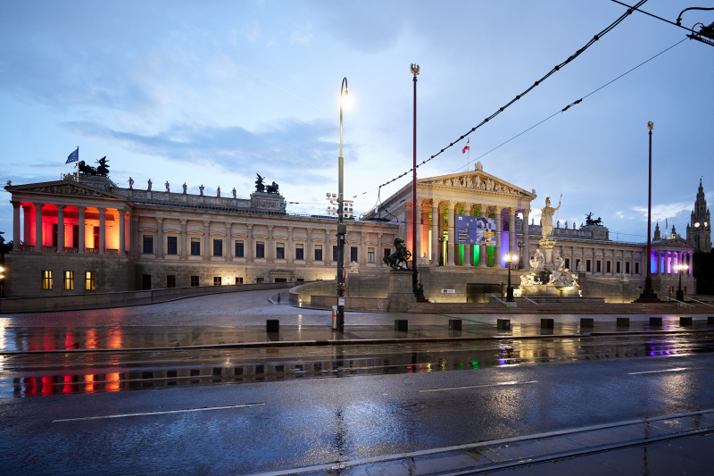 Regenbogenfarben am Parlamentsgebäude