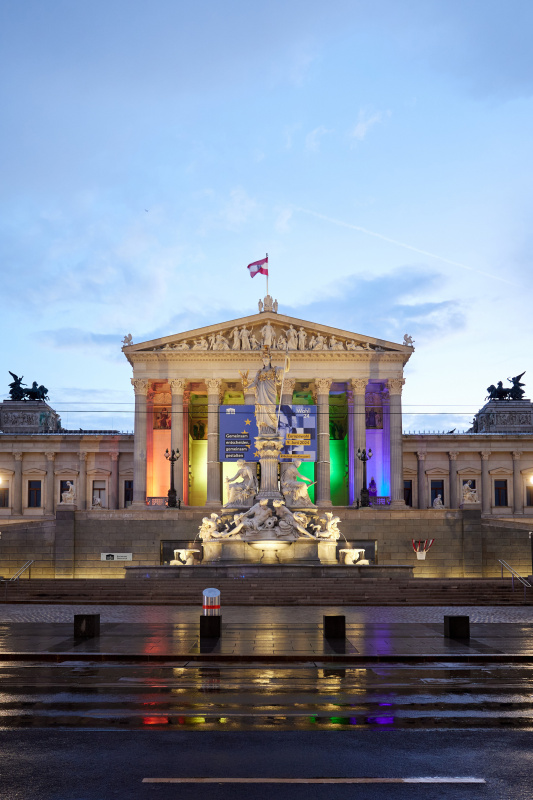 Regenbogenfarben am Parlamentsgebäude