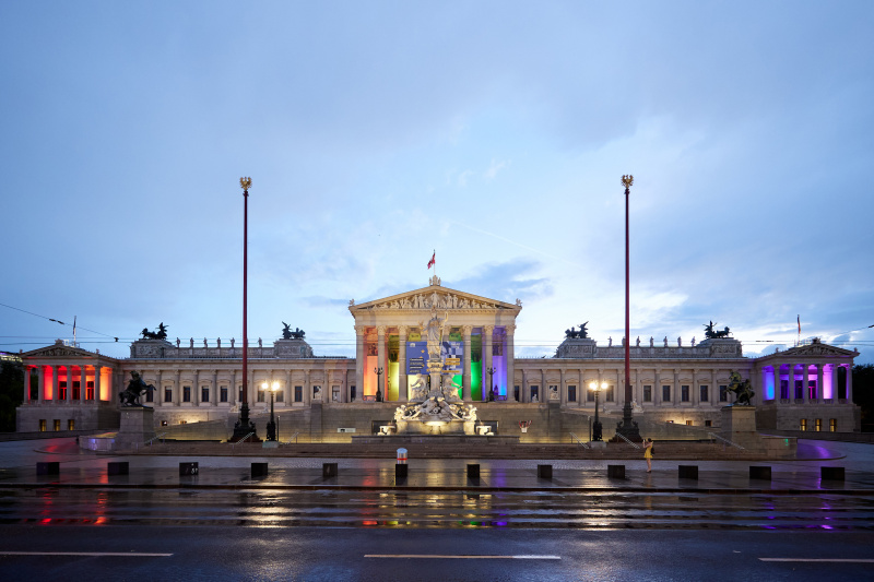 Regenbogenfarben am Parlamentsgebäude