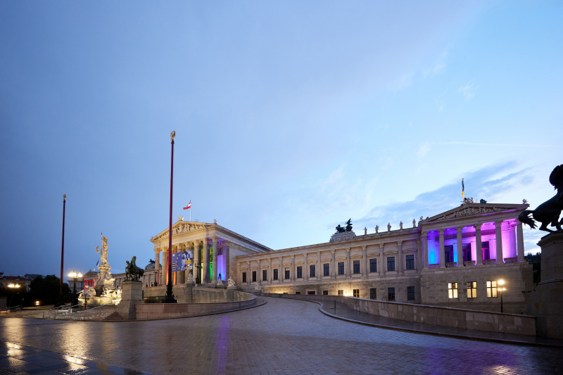 Regenbogenfarben am Parlamentsgebäude