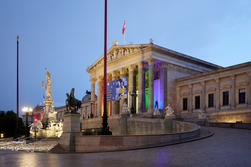 Regenbogenfarben am Parlamentsgebäude