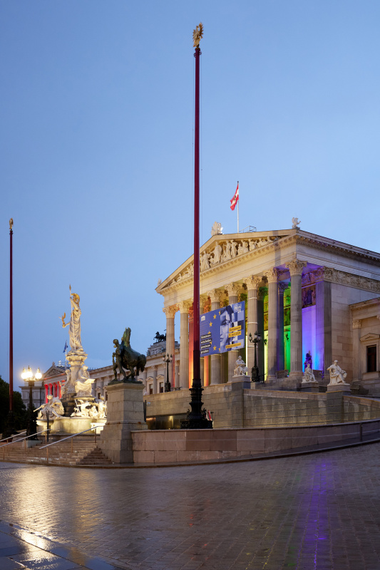 Regenbogenfarben am Parlamentsgebäude