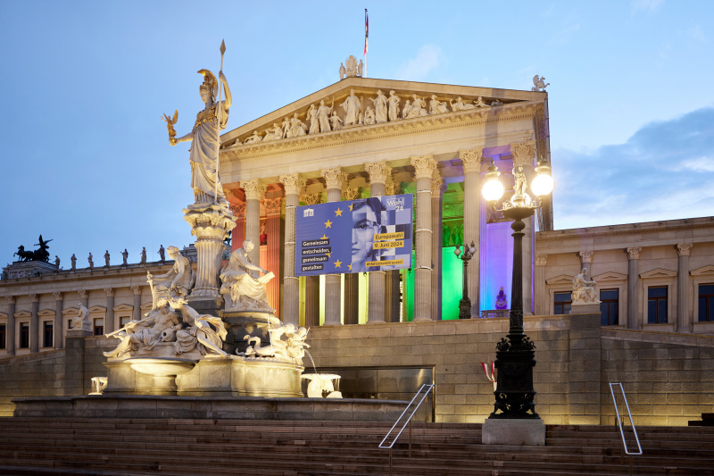 Regenbogenfarben am Parlamentsgebäude