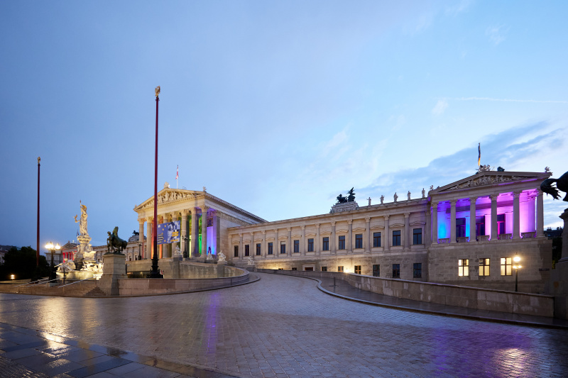 Regenbogenfarben am Parlamentsgebäude