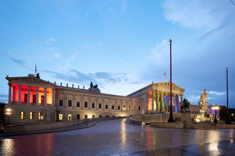 Regenbogenfarben am Parlamentsgebäude
