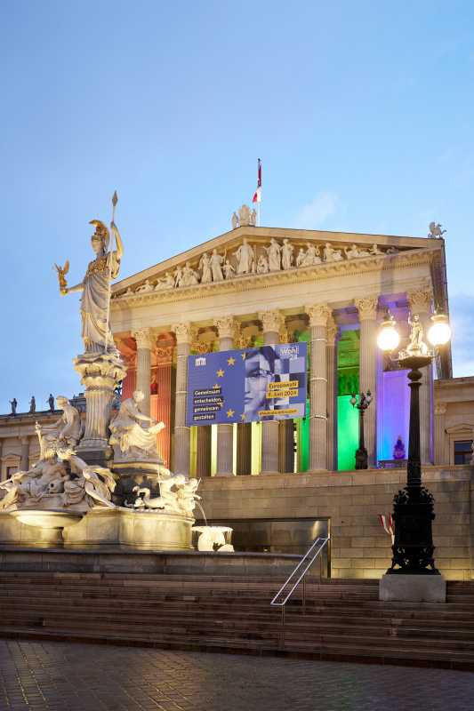 Regenbogenfarben am Parlamentsgebäude