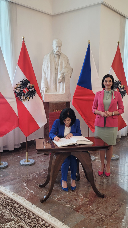 Gästebucheintrag. Von links: Bundesratspräsidentin Margit Göll (ÖVP), Vorsitzende des Abgeordnetenhauses der Tschechischen Republik Markéta Pekarová Adamová
