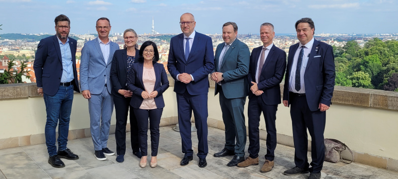 Treffen mit Minister für Bildung, Jugend und Sport der Tschechischen Republik Mikuláš Bek (4. von rechts) und Bundesratspräsidentin Margit Göll (ÖVP) (5. von rechts)