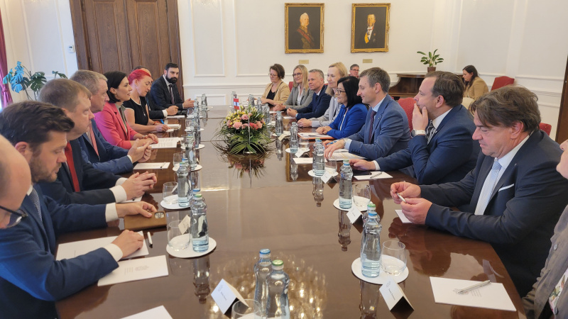 Aussprache. Linke Tischhälfte: Tschechische Delegation unter der Leitung der Vorsitzenden des Abgeordnetenhauses der Tschechischen Republik Markéta Pekarová Adamová (4. von links). Rechte Tischhälfte: Österreichische Delegation unter der Leitung von Bundesratspräsidentin Margit Göll (ÖVP) (4.von rechts)