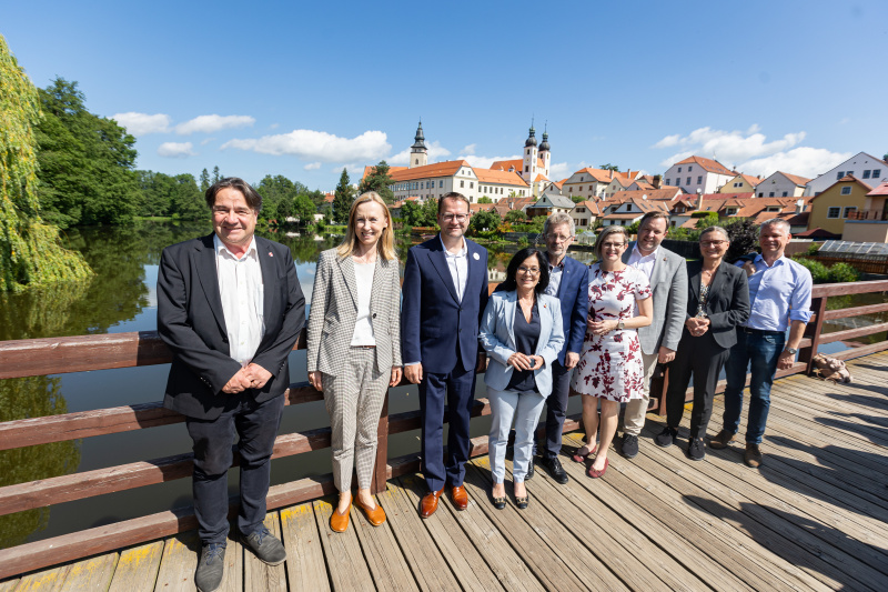 Gruppenfoto der Delegationsteilnehmer:innen mit dem Bürgermeister von Telč Vladimír Brtník (3. von links) und Bundesratspräsidentin Margit Göll (ÖVP) (4. von links)