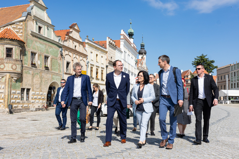 Treffen mit dem Bürgermeister von Telč Vladimír Brtník (2. von links) und Bundesratspräsidentin Margit Göll (ÖVP) (2. von rechts)