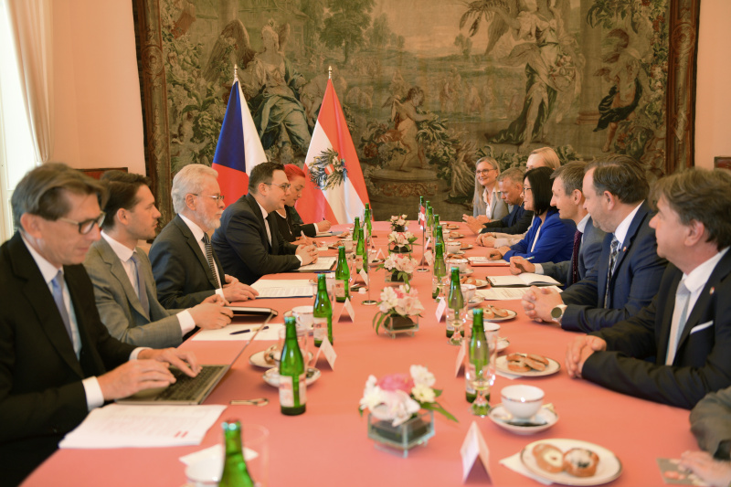 Aussprache. Linke Tischhälfte: Tschechische Delegation unter der Leitung des Außenministers der Tschechischen Republik, Herrn Jan Lipavský (4. von links). Rechte Tischhälfte: Österreichische Delegation unter der Leitung von Bundesratspräsidentin Margit Göll (ÖVP) (4. von rechts)