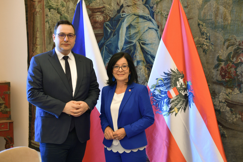 Fahnenfoto. Von links: Außenminister der Tschechischen Republik Jan Lipavský, Bundesratspräsidentin Margit Göll (ÖVP)