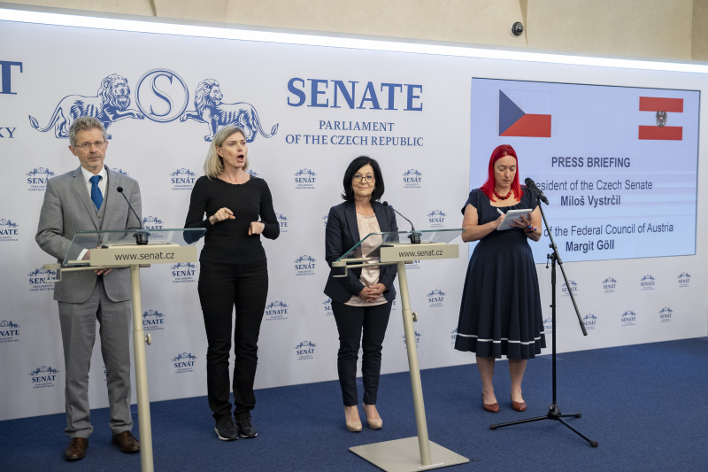 Bundesratspräsidentin Margit Göll (ÖVP) (2. von rechts) und Vorsitzender des Senats der Tschechischen Republik Miloš Vystrčil (links) während der Pressekonferenz