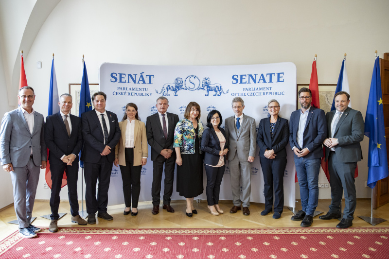 Gruppenfoto mit den Delegationsteilnehmer:innen unter der Leitung von Bundesratspräsidentin Margit Göll (ÖVP) (5. von rechts) und dem Vorsitzenden des Senats der Tschechischen Republik Miloš Vystrčil (4. von rechts)