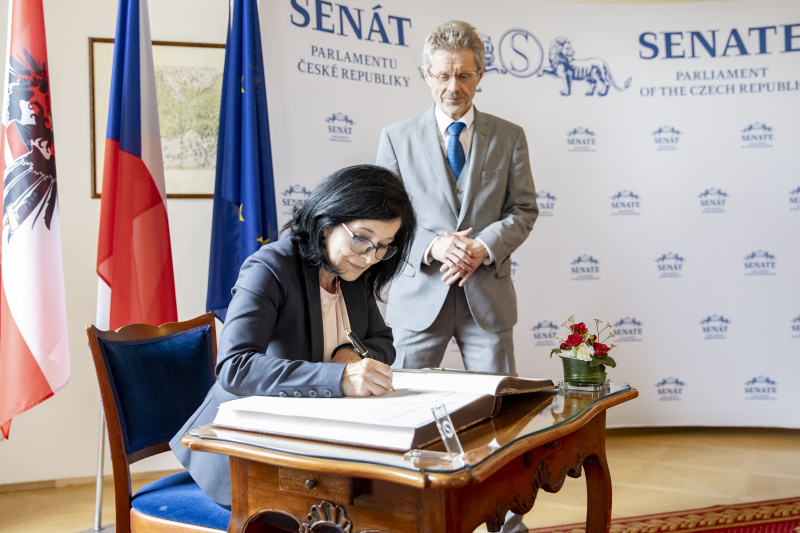 Gästebucheintrag. Von links: Bundesratspräsidentin Margit Göll (ÖVP), Vorsitzender des Senats der Tschechischen Republik Miloš Vystrčil