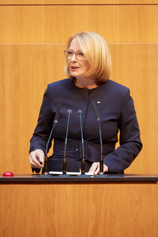 Am Redner:innenpult Zweite Nationalratspräsidentin Doris Bures (SPÖ)