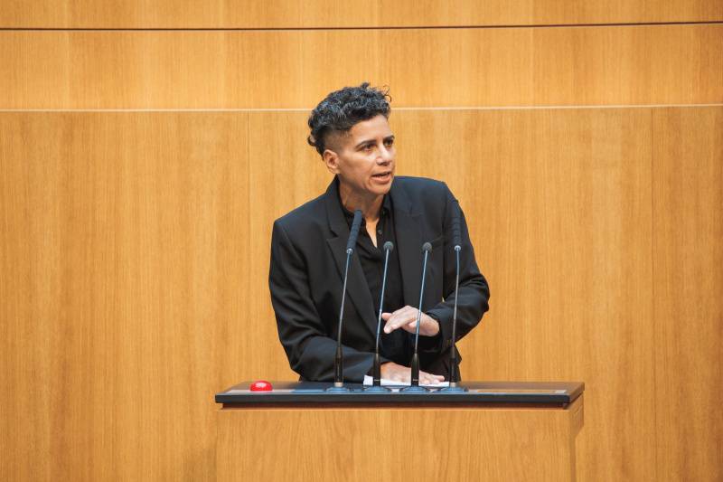 Am Redner:innenpult Nationalratsabgeordnete Faika El-Nagashi (Grüne)