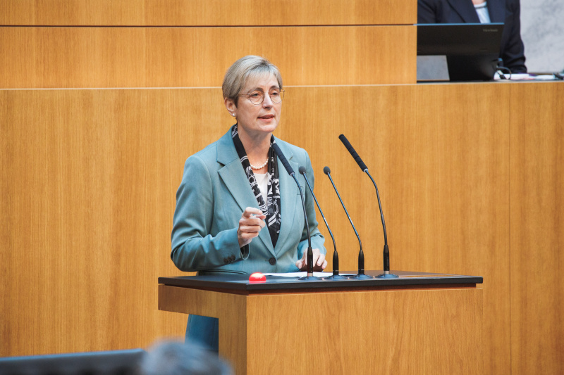 Am Redner:innenpult Nationalratsabgeordnete Michaela Steinacker (ÖVP)