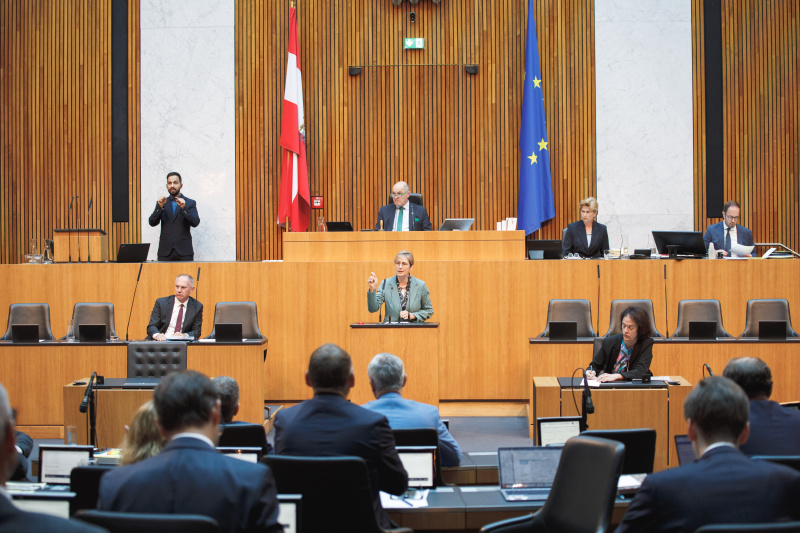 Am Redner:innenpult Nationalratsabgeordnete Michaela Steinacker (ÖVP)