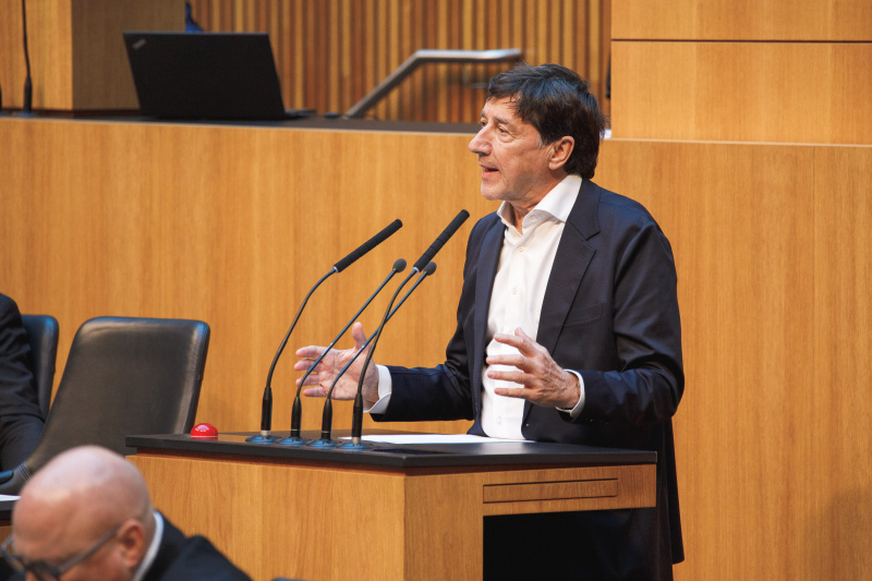 Am Redner:innenpult Nationalratsabgeordneter Johannes Margreiter (NEOS)