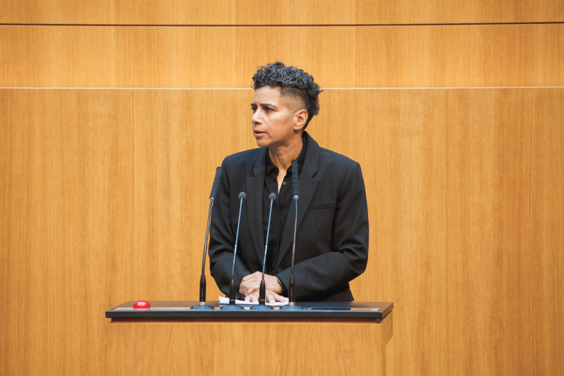 Am Redner:innenpult Nationalratsabgeordnete Faika El-Nagashi (Grüne)